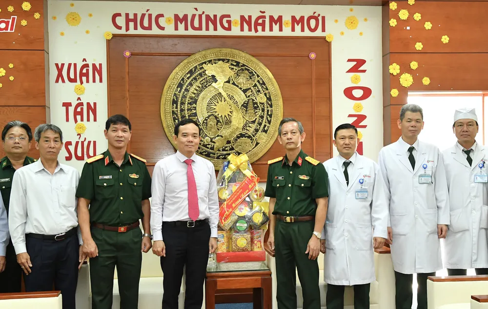 Đoàn lãnh đạo TPHCM thăm, chúc tết các đơn vị quân đội ảnh 5