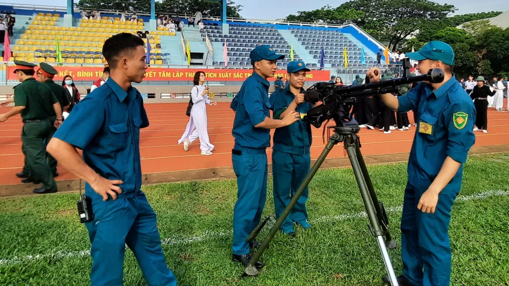 Khối dân quân phường thao tác tháo lắp vũ khí