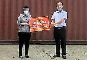 Chủ tịch Ủy ban MTTQ Việt Nam TPHCM Tô Thị Bích Châu tiếp nhận bảng tượng trựng số tiền và hàng hóa trị giá hơn 72 tỷ đồng
