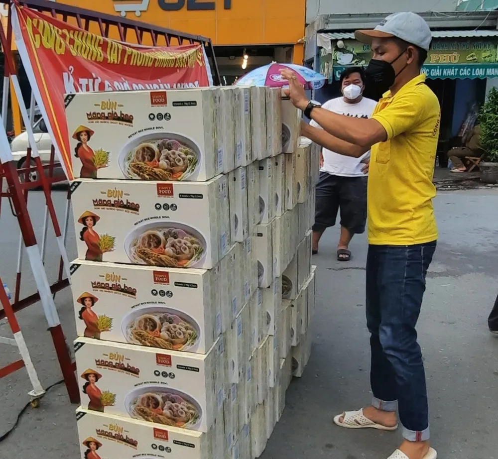 Nhiều cá nhân, doanh nghiệp hỗ trợ hơn 3 tỷ đồng trang thiết bị y tế, hàng hóa cho các cơ sở điều trị Covid-19