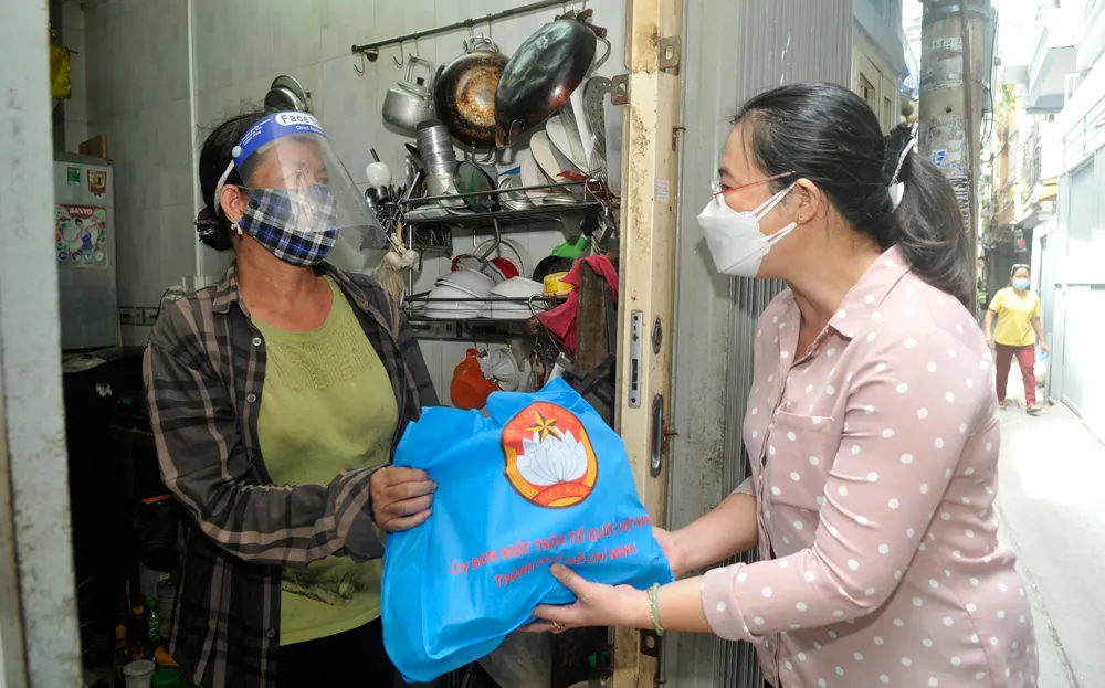 Trao 250.000 phần quà đến nhà từng người dân gặp khó khăn ảnh 3