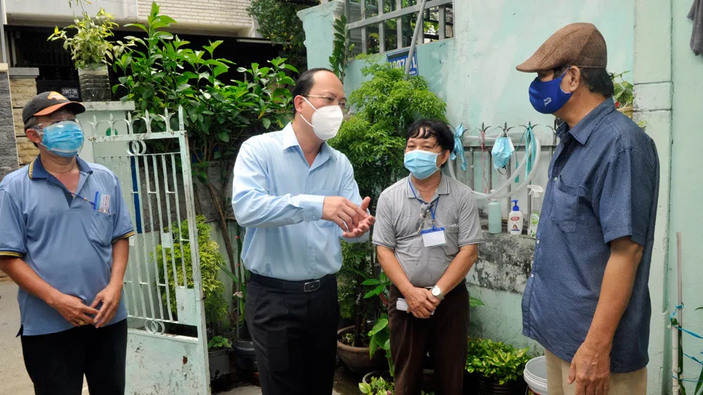 Trao 250.000 phần quà đến nhà từng người dân gặp khó khăn ảnh 2