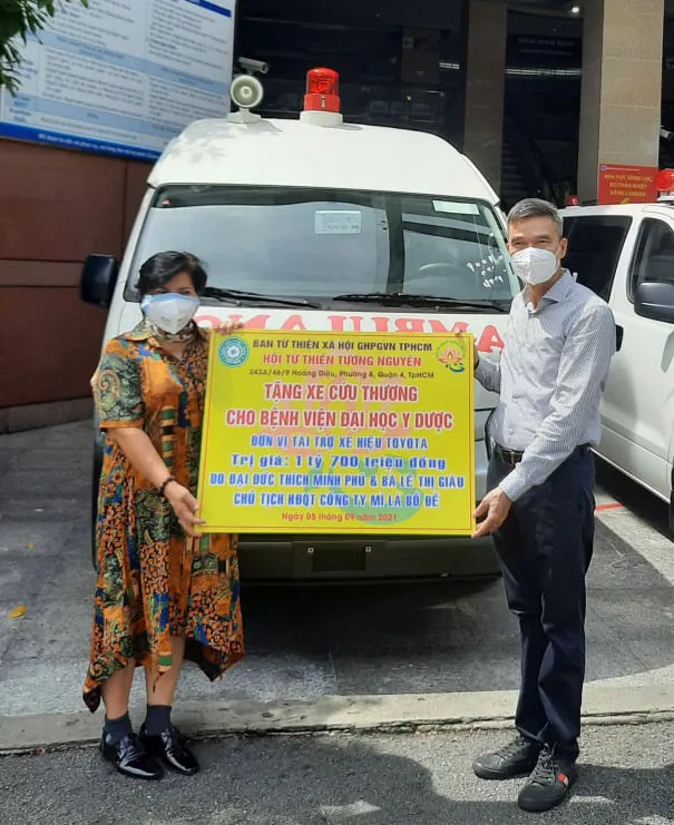 Bệnh viện Đại học Y dược TPHCM tiếp nhận 2 xe cứu thương ảnh 1