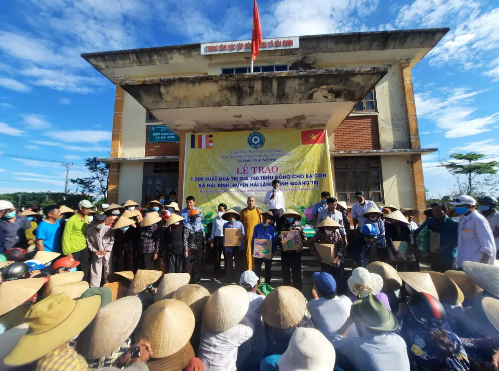 Tặng 1.500 phần quà đến người dân vùng lũ Hải Lăng (tỉnh Quảng Trị) ảnh 1