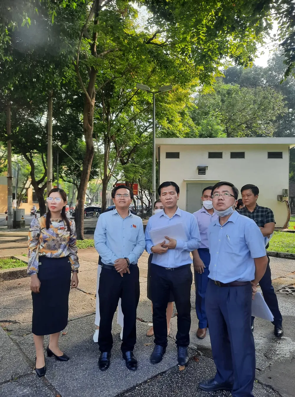 TPHCM: Hàng trăm trụ, bảng quảng cáo ngoài trời không ai quản lý ảnh 1