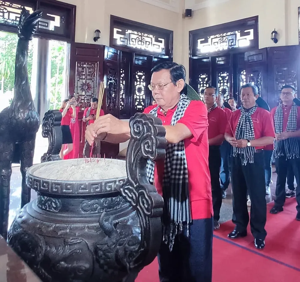 Đoàn cán bộ tuyên giáo, báo chí, xuất bản TPHCM tưởng niệm cố Thủ tướng Võ Văn Kiệt ảnh 1