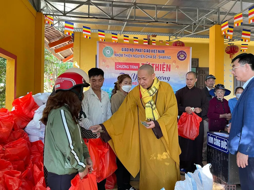 Thượng tọa Thích Trung Sơn, Phó Ban Từ thiện - Xã hội, Ban Trị sự Giáo hội Phật giáo Việt Nam TPHCM trao quà tết hộ nghèo xã Trường Xuân, huyện Quảng Ninh (tỉnh Quảng Bình) Trao quà tết hộ nghèo xã Hải Thiện, huyện Hải Lăng (tỉnh Quảng Trị)