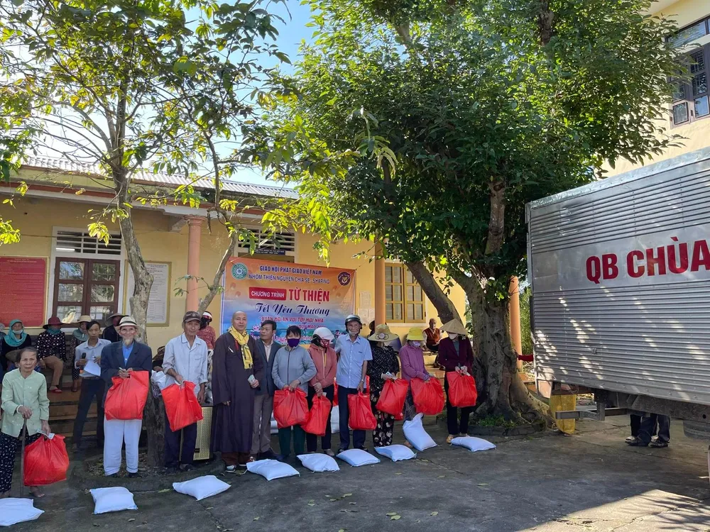 Trao quà tết hộ nghèo xã Hải Thiện, huyện Hải Lăng (tỉnh Quảng Trị)