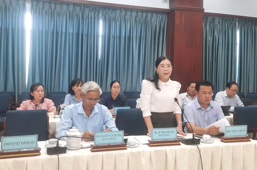 Phó Chủ tịch UBND huyện Nhà Bè Lê Thị Anh Thư phát biểu tại buổi khảo sát