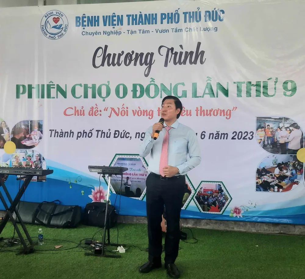 TS-BS Vũ Trí Thanh, Bí thư Đảng ủy, Phó Giám đốc phụ trách điều hành Bệnh viện TP Thủ Đức phát biểu khai mạc Phiên chợ 0 đồng lần thứ 9 Thân nhân người bệnh có hoàn cảnh khó khăn nhận quà từ một gian hàng tại Phiên chợ 0 đồng Thân nhân người bệnh có hoàn cảnh khó khăn nhận quà tại một gian hàng