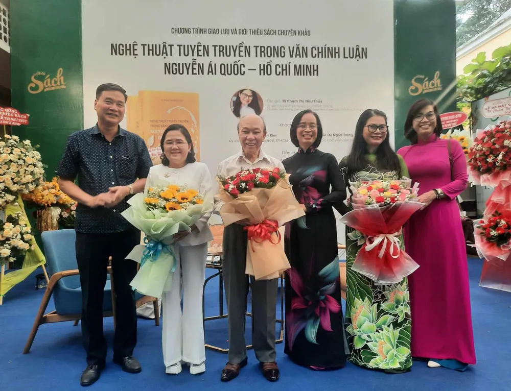 Các diễn giả tặng hoa chúc mừng tác giả