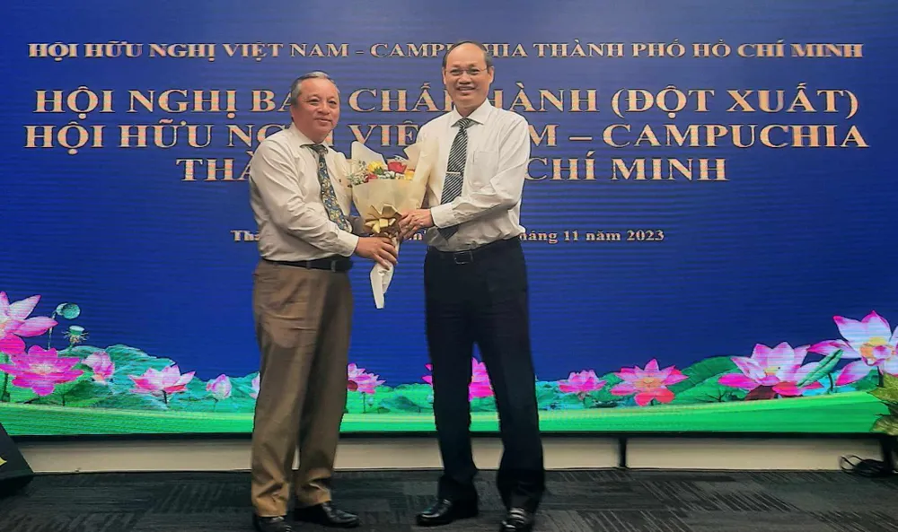 Chủ tịch Liên hiệp các tổ chức Hữu nghị TPHCM Đỗ Việt Hà (trái) tặng hoa chúc mừng Trung tướng Nguyễn Văn Nam giữ chức vụ Chủ tịch Hội Hữu nghị Việt Nam - Campuchia TPHCM 