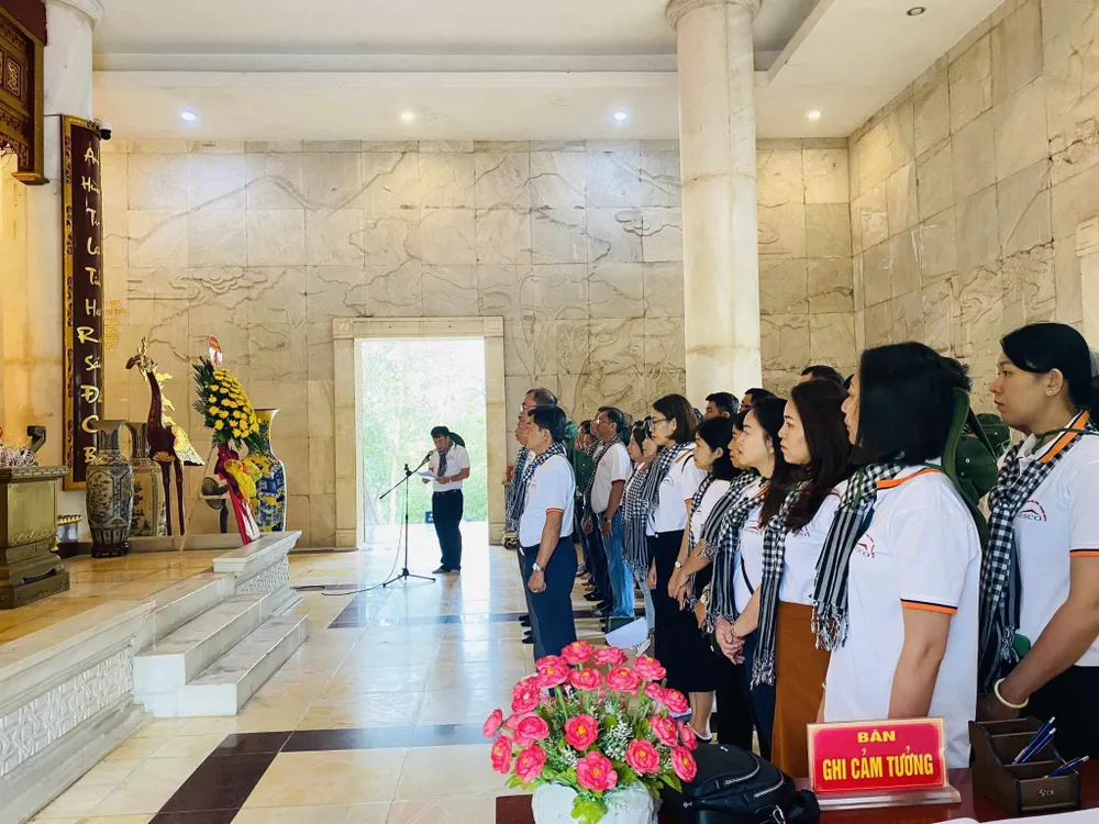 Đoàn dâng hương tưởng niệm Chủ tịch Hồ Chí Minh tại Khu di tích quốc gia đặc biệt Pắc Pó