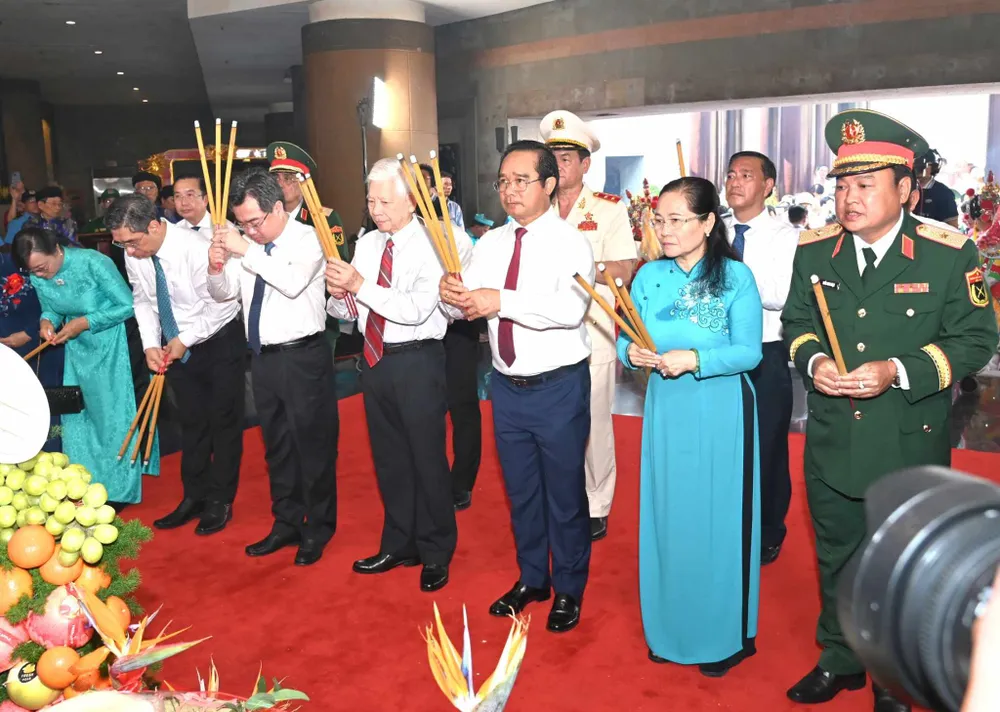 Đoàn đại biểu Thành ủy, HĐND, UBND, Ủy ban MTTQ Việt Nam TPHCM dâng hương tưởng niệm các Vua Hùng. Ảnh: DŨNG PHƯƠNG