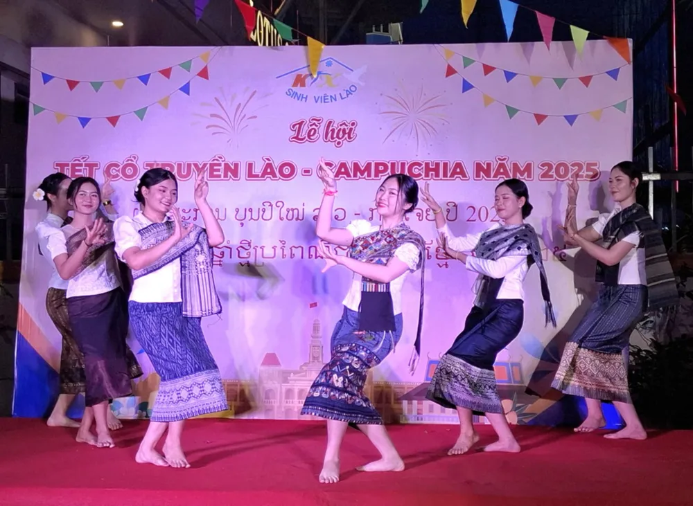 Tiết mục múa vui đón năm mới được sinh viên Lào thể hiện