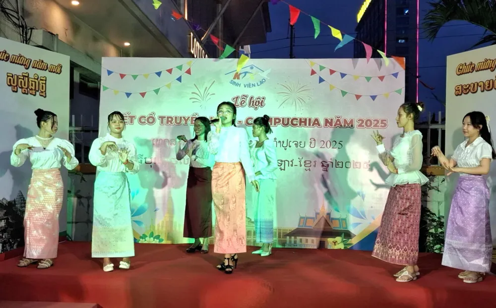 Một tiết mục múa hát do sinh viên Campuchia thể hiện