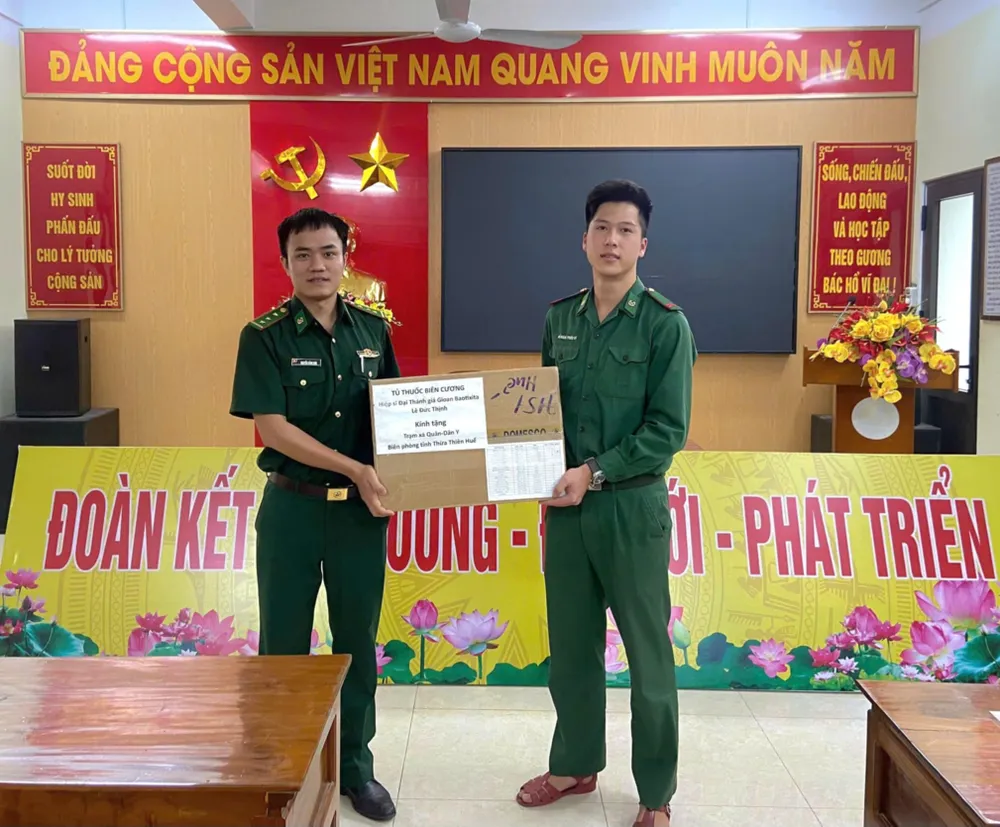 Bộ chỉ huy Bộ đội Biên phòng tỉnh Thừa Thiên Huế tiếp nhận tủ thuốc biên cương 