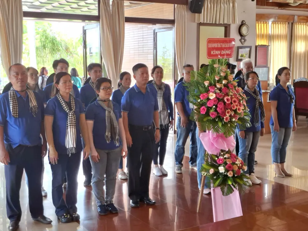 Đoàn thành kính dân hoa, thắp hương tưởng nhớ Chủ tịch Hồ Chí Minh tại Bảo tàng Hồ Chí Minh - Chi nhánh tỉnh Bình Thuận