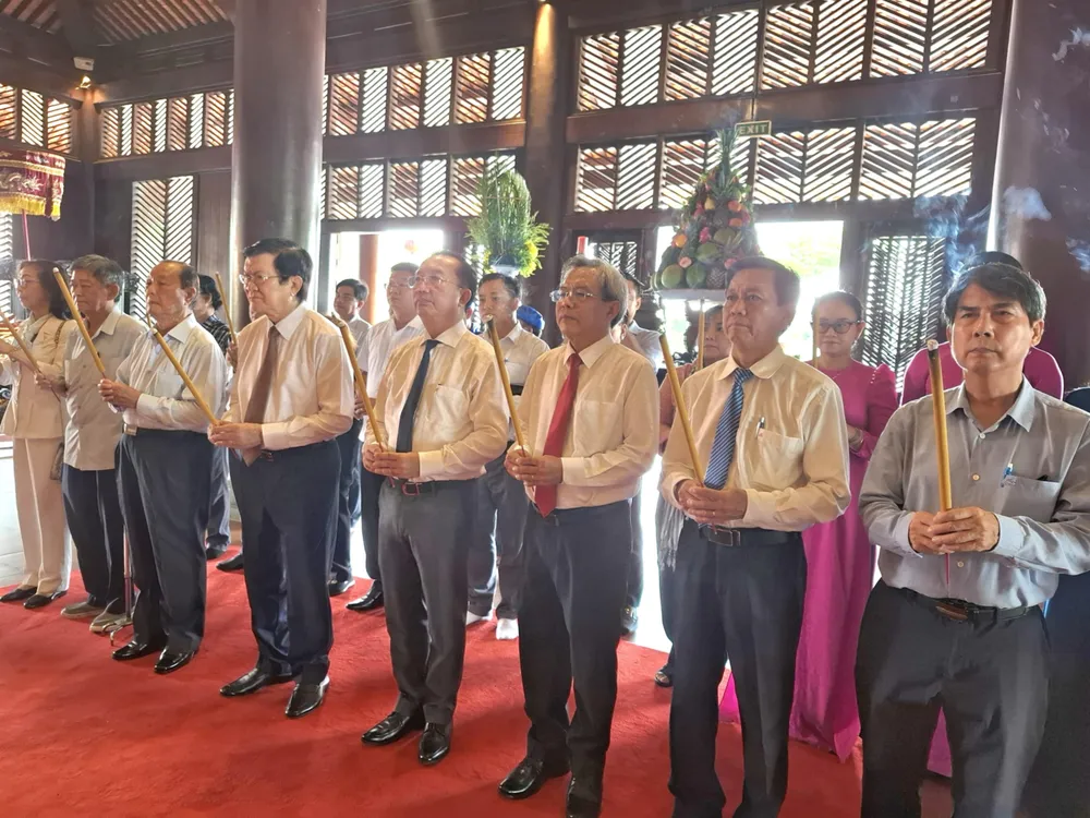 Các đại biểu dâng hương tưởng nhớ Đức Lễ Thành hầu Nguyễn Hữu Cảnh