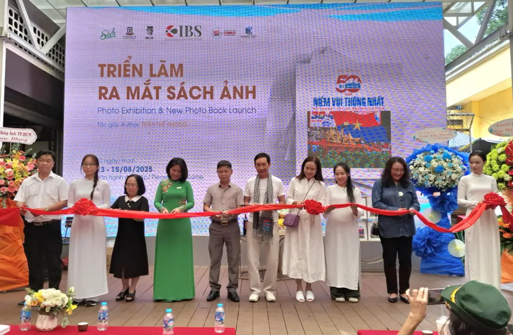 Các đại biểu cắt băng khai mạc triển lãm ra mắt sách ảnh "50 năm niềm vui thống nhất"