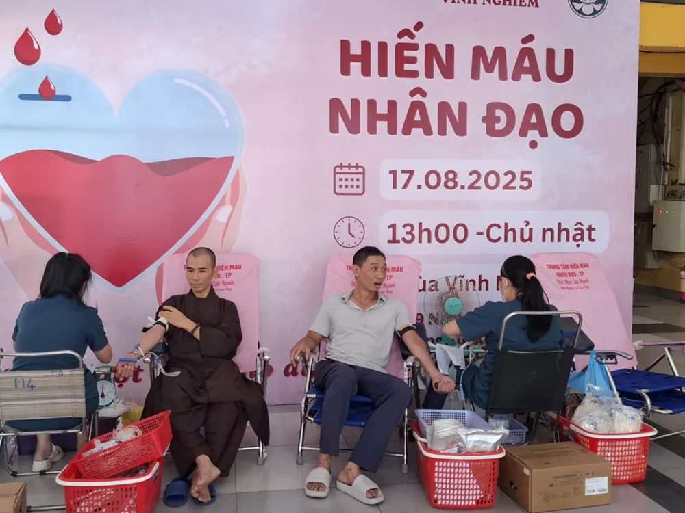 Chư tăng và phật tử chùa Vĩnh Nghiêm tham gia ngày hội hiến máu cứu người