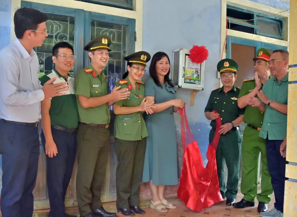 Khánh thành, đưa vào hoạt động Tủ thuốc cắm bản tại 1 tổ công tác phối hợp giữa Công an xã A Lưới 1 và Đồn Biên phòng Cửa khẩu Hồng Vân