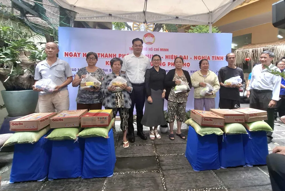 Lãnh đạo phường Phú Thọ tặng quà hộ có hoàn cảnh khó khăn