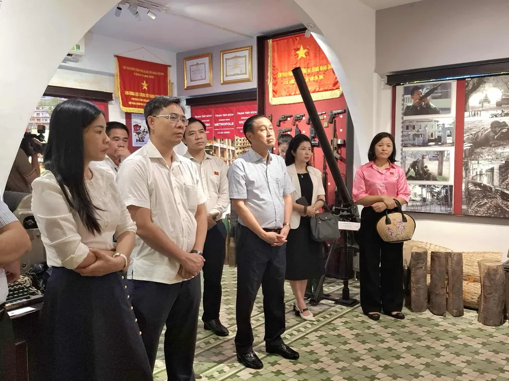 Đoàn khảo sát thực tế tại Bảo tàng Biệt động Sài Gòn - Gia Định