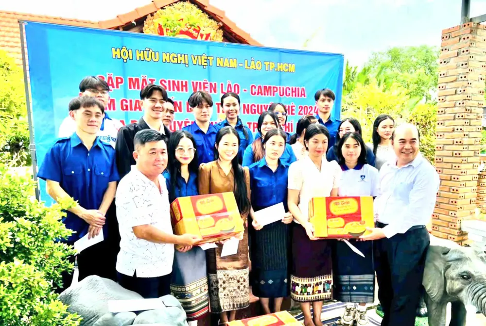 Đại diện Hội Hữu nghị Việt Nam - Lào TPHCM tặng quà sinh viên Lào và Campuchia đang học tập tại TPHCM