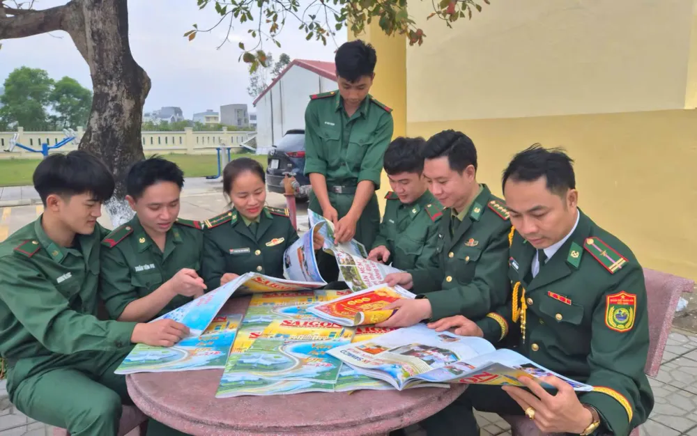 Cán bộ, chiến sĩ Ban Chỉ huy Biên phòng tỉnh Quảng Trị đọc Giai phẩm SGGP Xuân Bính Ngọ 2026