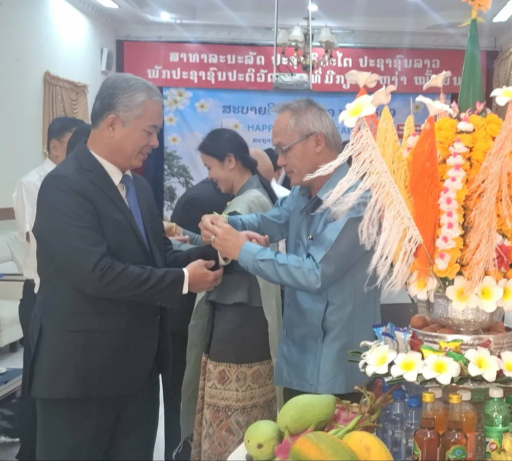 Chuc tet Lao - 3.jpg