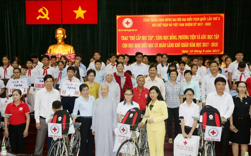 Trợ cấp học tập, tặng học bổng giúp các em học sinh giảm bớt khó khăn đầu năm học mới