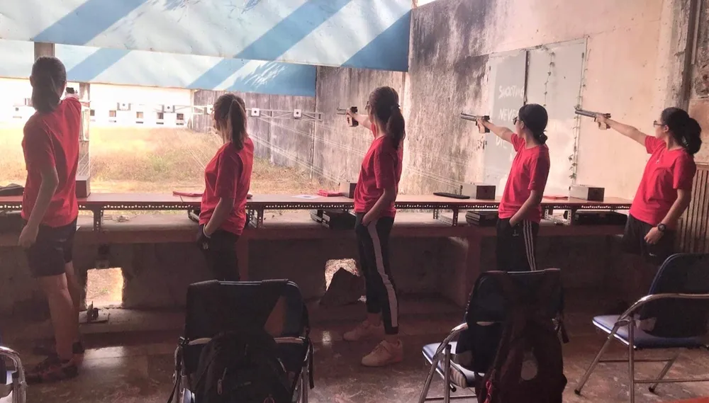 Các nữ xạ thủ tập luyện chuyên môn tại trường bắn. Ảnh: NGUYỄN ANH