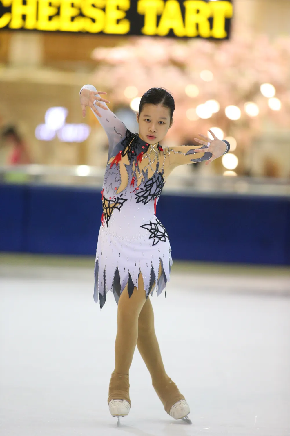 Phía sau ánh hào quang ảnh 1