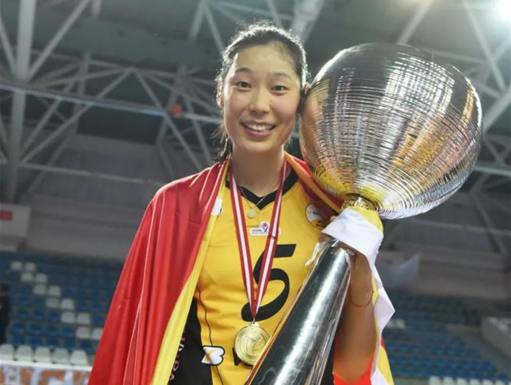 Sao bóng chuyền cầm cờ tại Lễ khai mạc ảnh 1