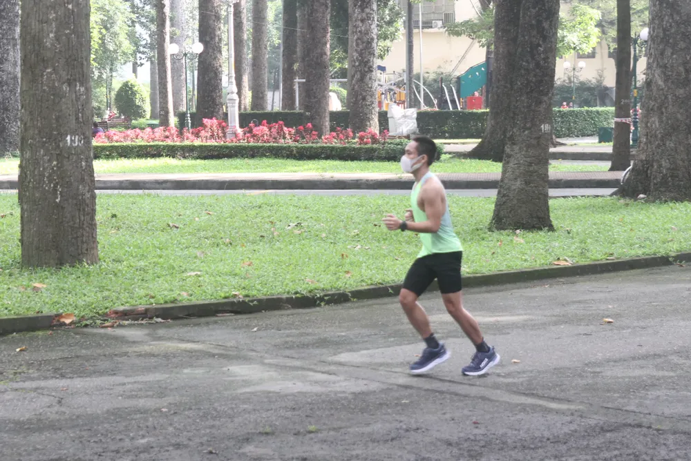 Người dân TPHCM tham gia tập luyện TDTT trong ngày đầu nới lỏng giãn cách ảnh 2