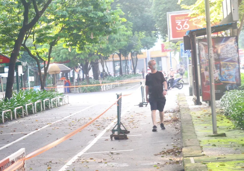 Người dân TPHCM tham gia tập luyện TDTT trong ngày đầu nới lỏng giãn cách ảnh 3