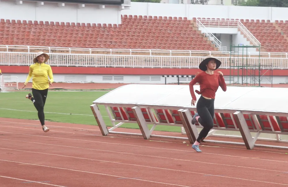 Đội tuyển điền kinh TPHCM tập luyện tại sân vận động Thống Nhất. Ảnh: NGUYỄN ANH