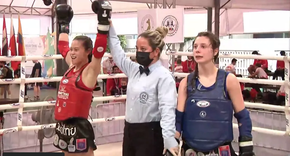 Hữu Hiếu (đỏ) giành chiến thắng trong trận chung kết trước võ sĩ người Nga