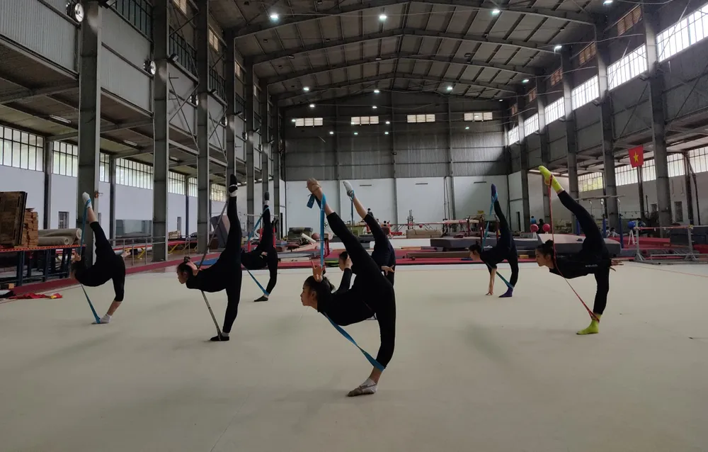 Các VĐV nỗ lực thực hiện những động tác khó