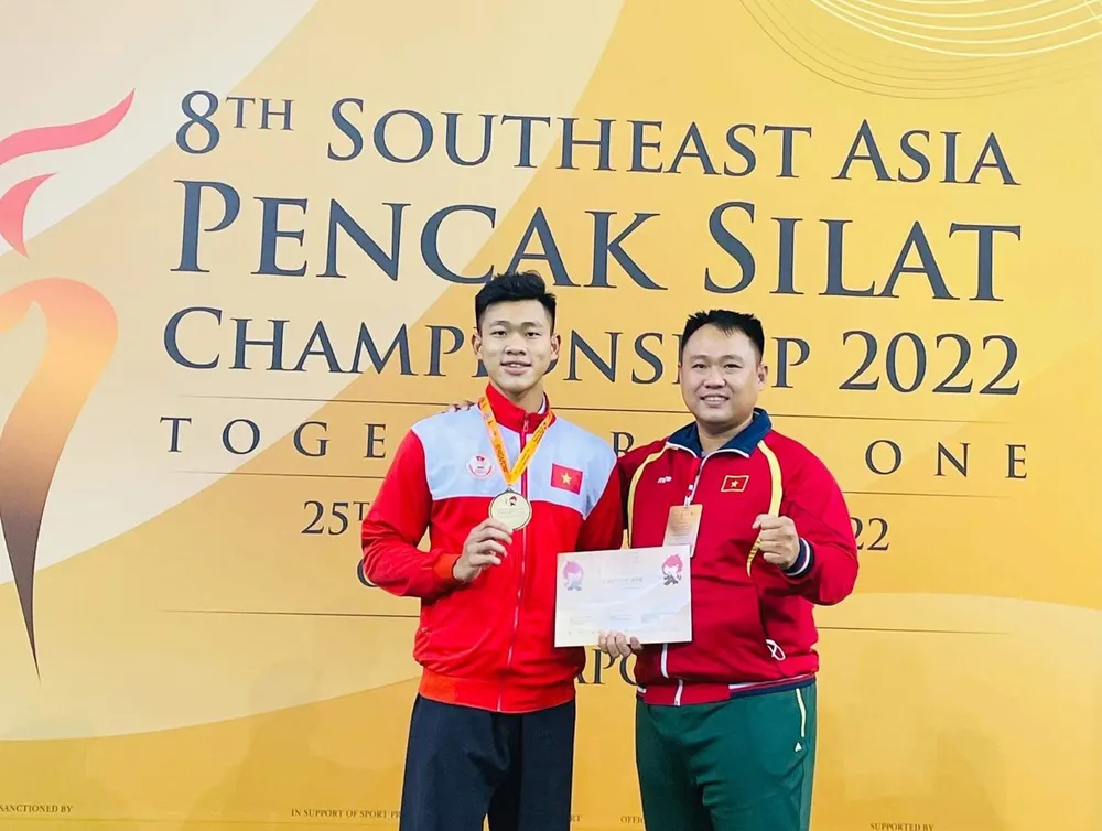 VĐV Nguyễn Tấn Sang (trái) và anh Trần Huỳnh Thanh Quốc, trưởng bộ môn Pencak Silat TPHCM. Ảnh: NGUYỄN ANH