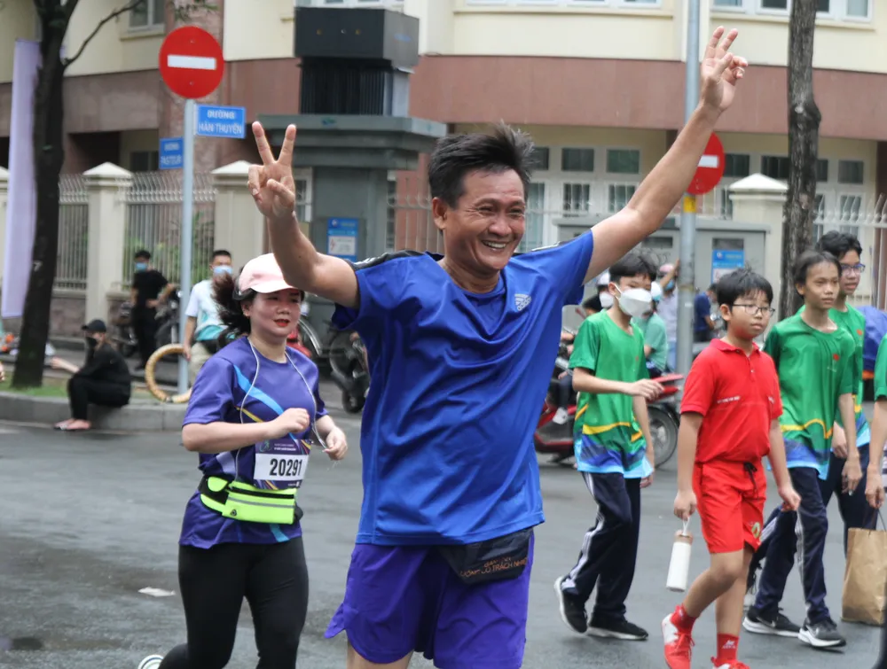 Rộn rã bước chân nơi thành phố mang tên Bác ảnh 4