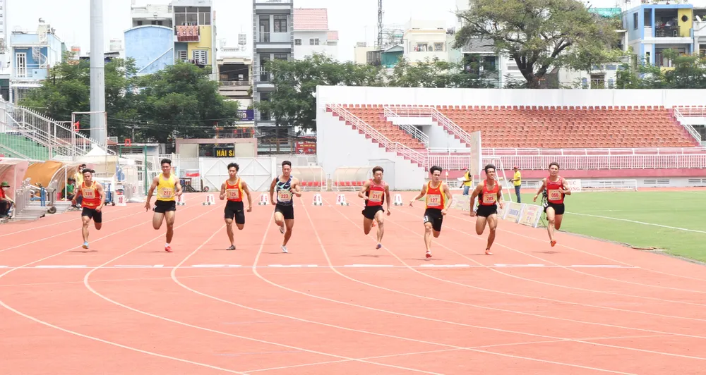 Các "chân chạy" so kè quyết liệt tại chung kết 60m nam. Ảnh: NGUYỄN ANH