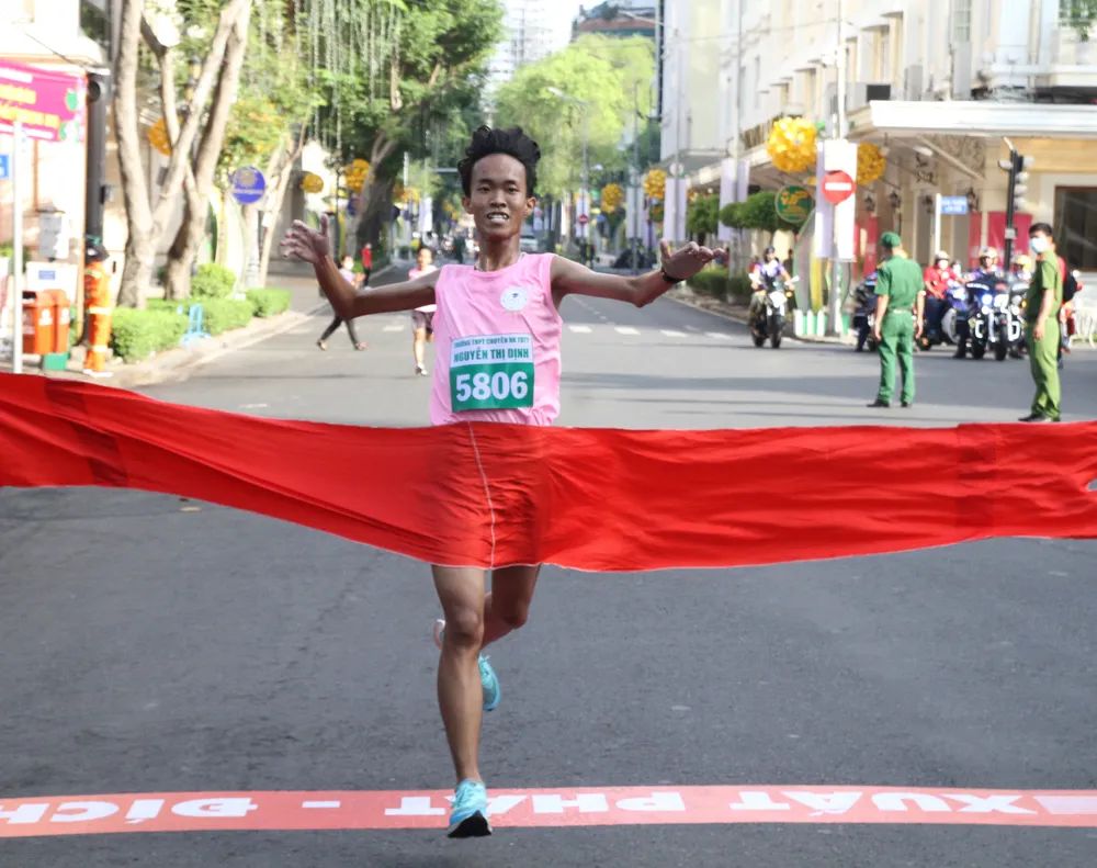 Nhộn nhịp giải Việt dã truyền thống chào mừng Ngày thống nhất đất nước ảnh 4