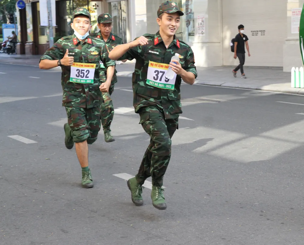 Nhộn nhịp giải Việt dã truyền thống chào mừng Ngày thống nhất đất nước ảnh 2