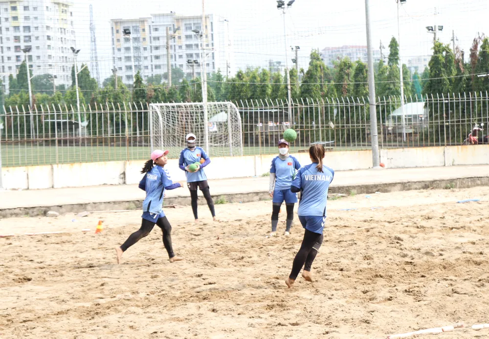 Mất suất SEA Games, bóng ném bãi biển nữ Việt Nam giành vé dự giải vô địch thế giới ảnh 1