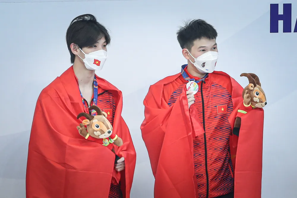 Nguyễn Tùng Dương, Phương Thế Anh giành HCB đầu tiên cho đoàn thể thao Việt Nam. Ảnh: DŨNG PHƯƠNG