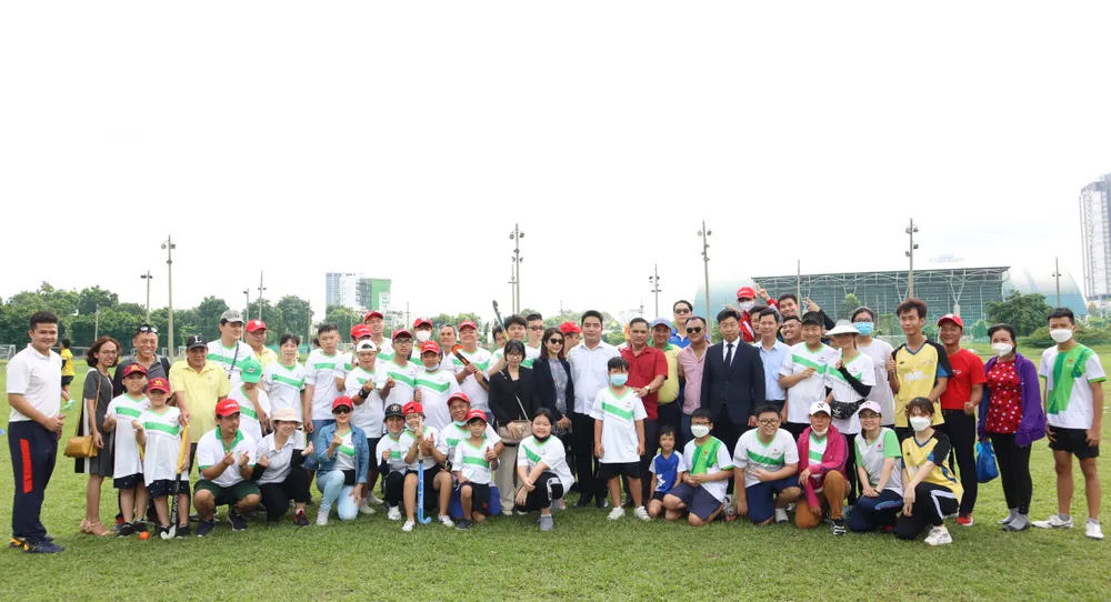 Trại hè para hockey thu hút nhiều sự quan tâm của các gia đình có trẻ "đặc biệt". Ảnh: NGUYỄN ANH