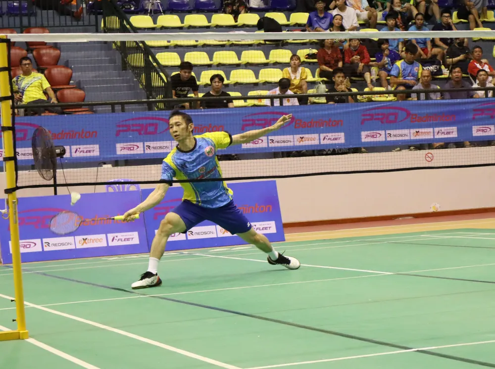 Nguyễn Tiến Minh đại diện quận 5 tranh tài ở các nội dung đồng đội, đơn và đôi. Ảnh: NGUYỄN ANH