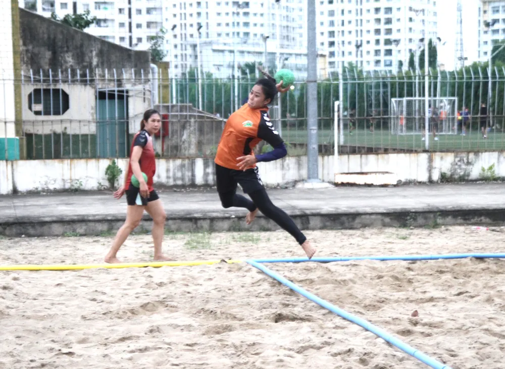 Đội tuyển bóng ném bãi biển nữ phải thường xuyên luyện tập ngoài trời. Ảnh: NGUYỄN ANH